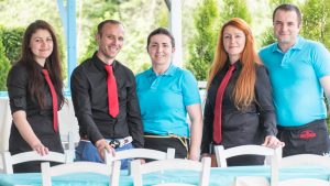 das Team, 3 Damen und 2 Herren vom griechischen Restaurant Mykonos am Faakersee