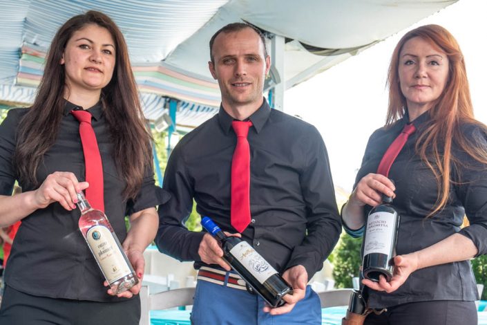 Astrit, Chef vom griechischen Restaurant Mykonos am Faakersee präsentiert mit seinen 2 Damen aus dem Service Wein und